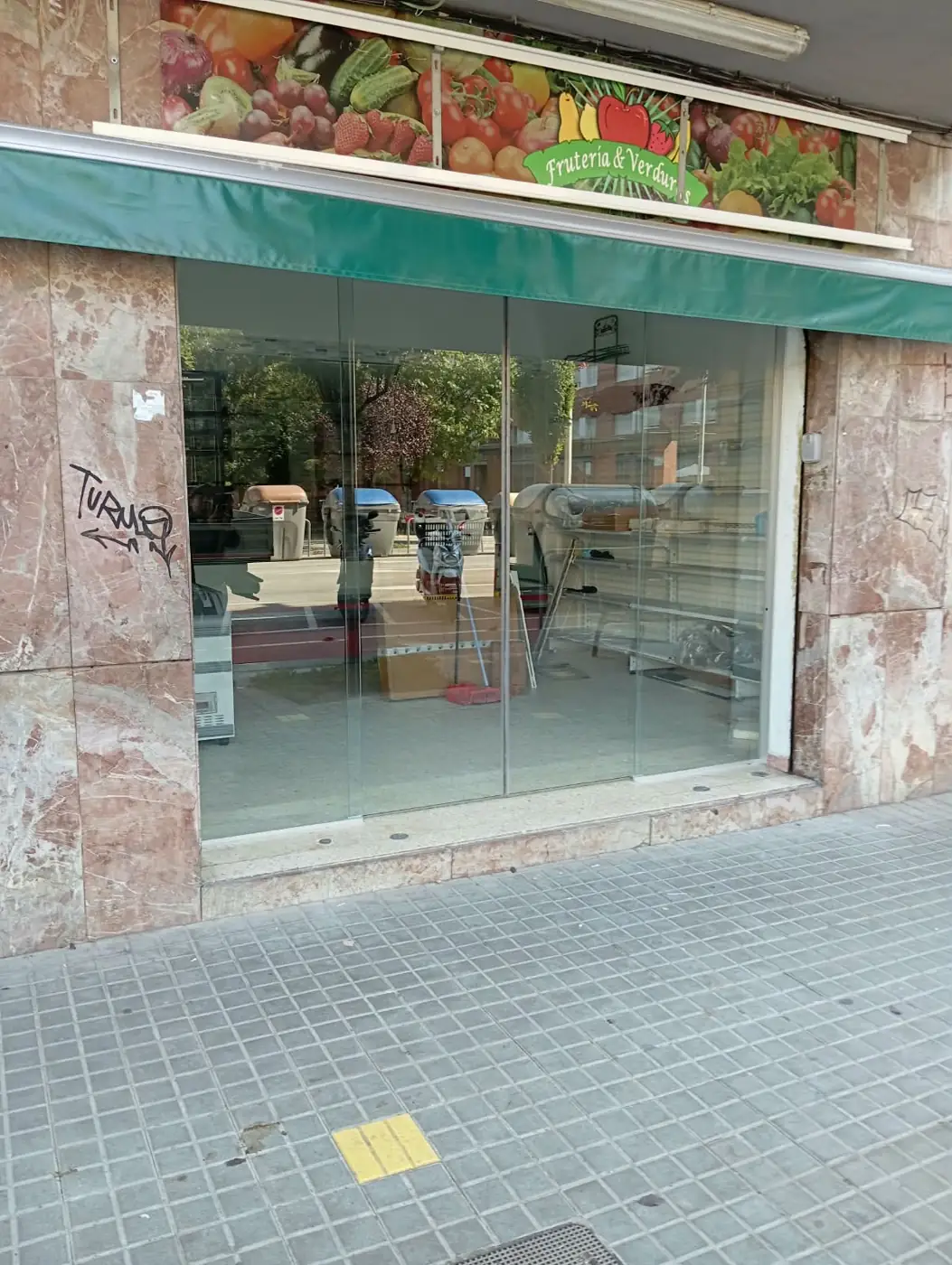 Puerta automática de comercio con perfiles de aluminio y vidrio