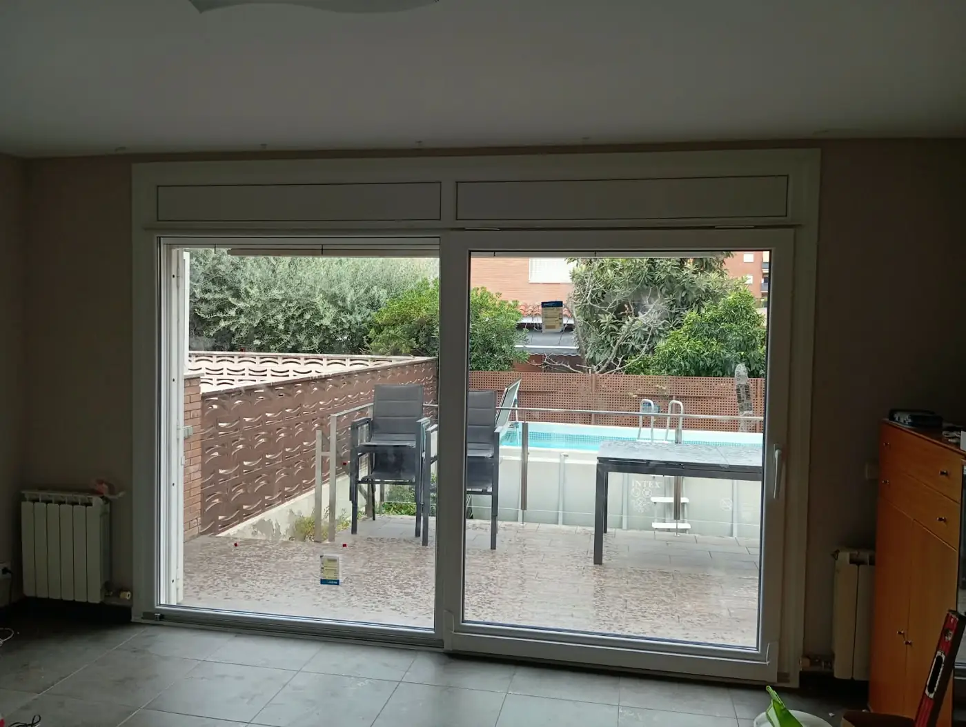 Balconera osciloparalela automática de PVC instalada por Alban